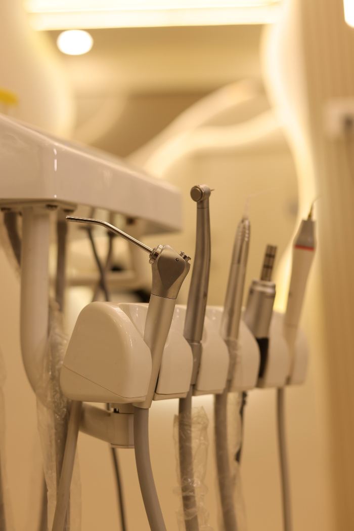Dental handpieces mounted at the treatment chair